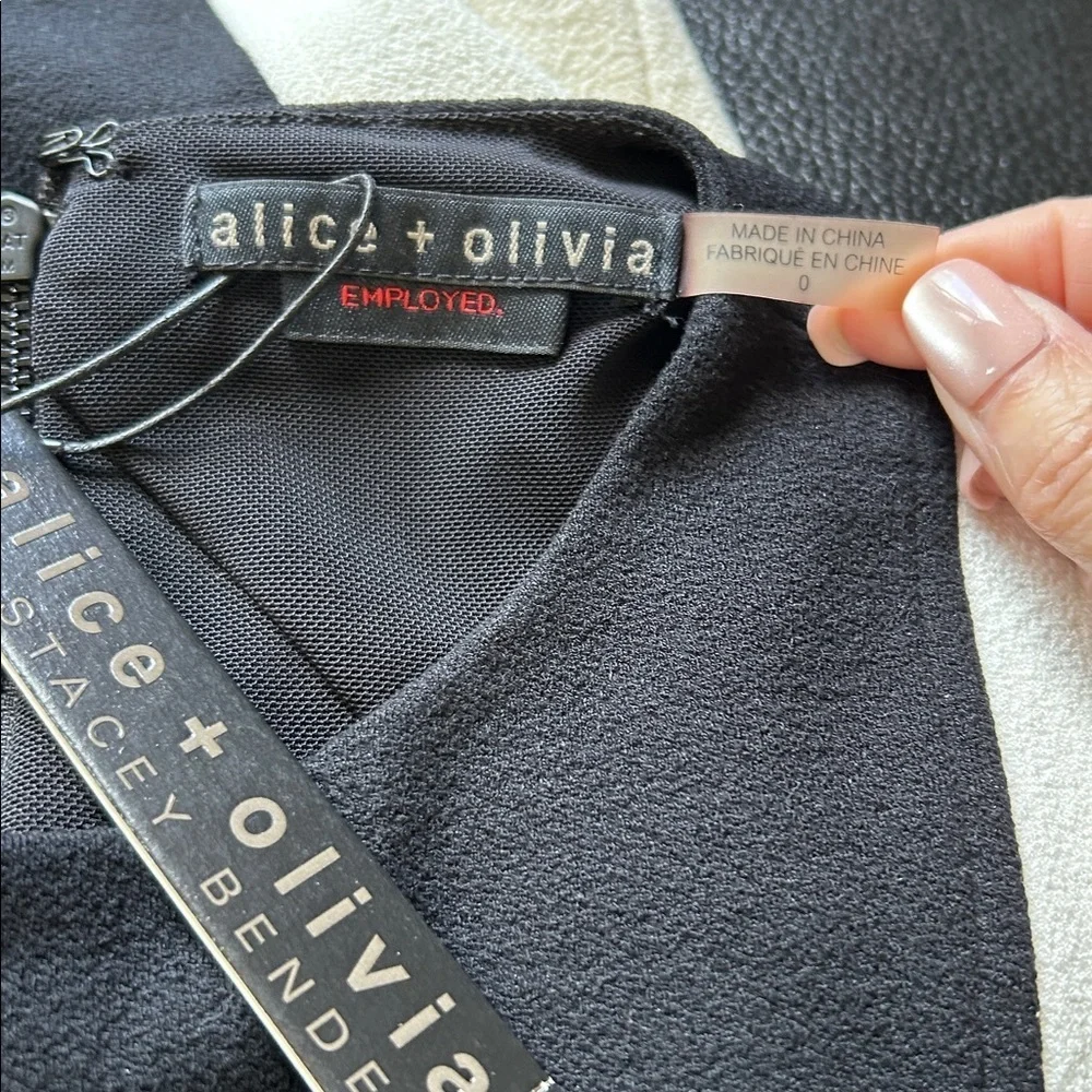 Alice and Olivia Employed Black White Fitted Cropped Top Crewneck Sz 0 NEW
